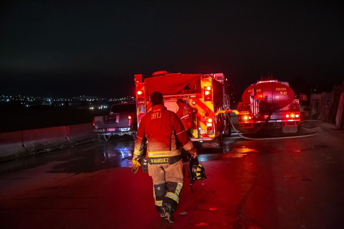 Un incendio registrado la noche del jueves consumió por completo una casa y una traila ubicadas a un costado de la Vía Rápida Alamar. Fotos: Border Zoom