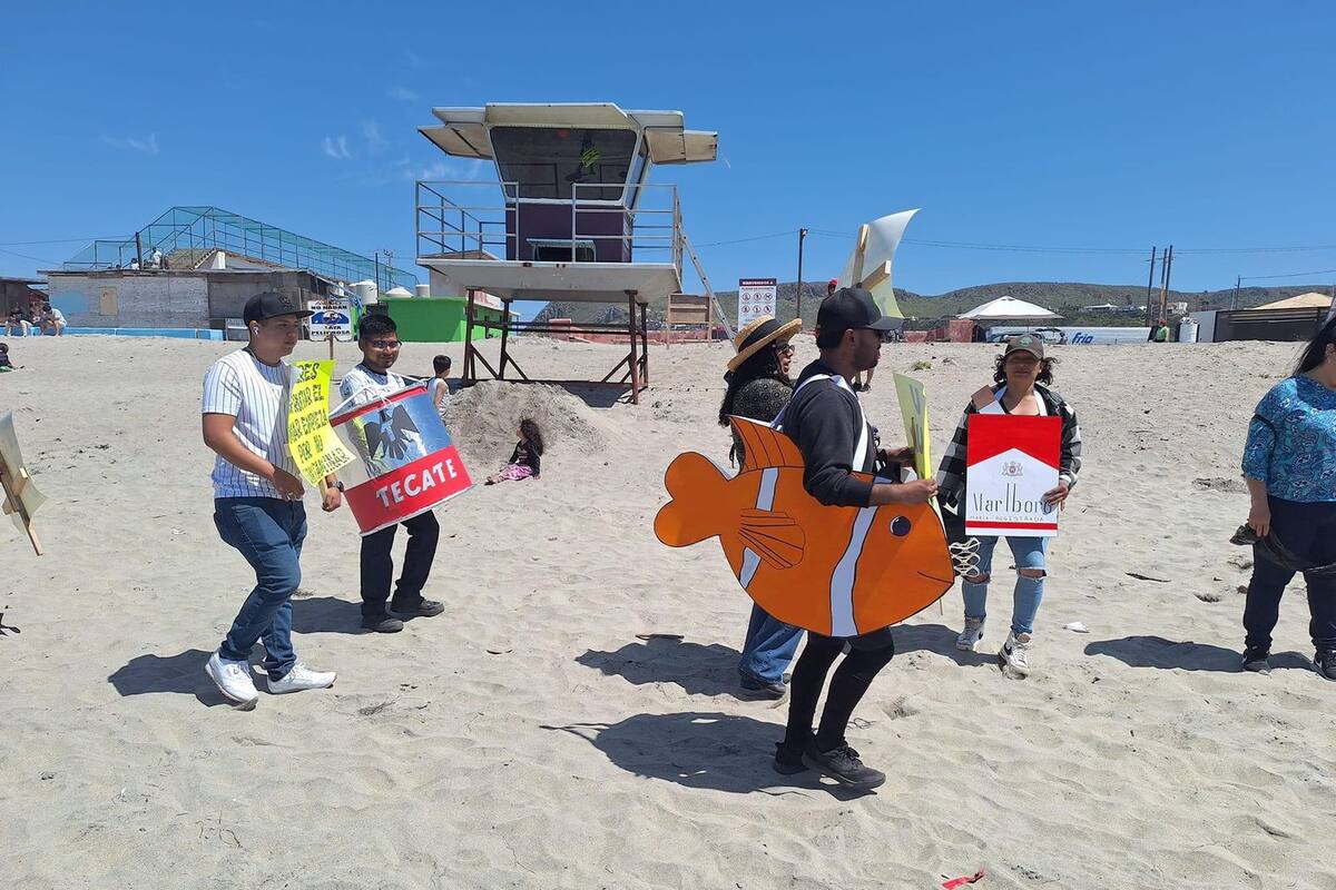 Pobladores de Santa Anita realizan creativa campaña contra la basura en la playa