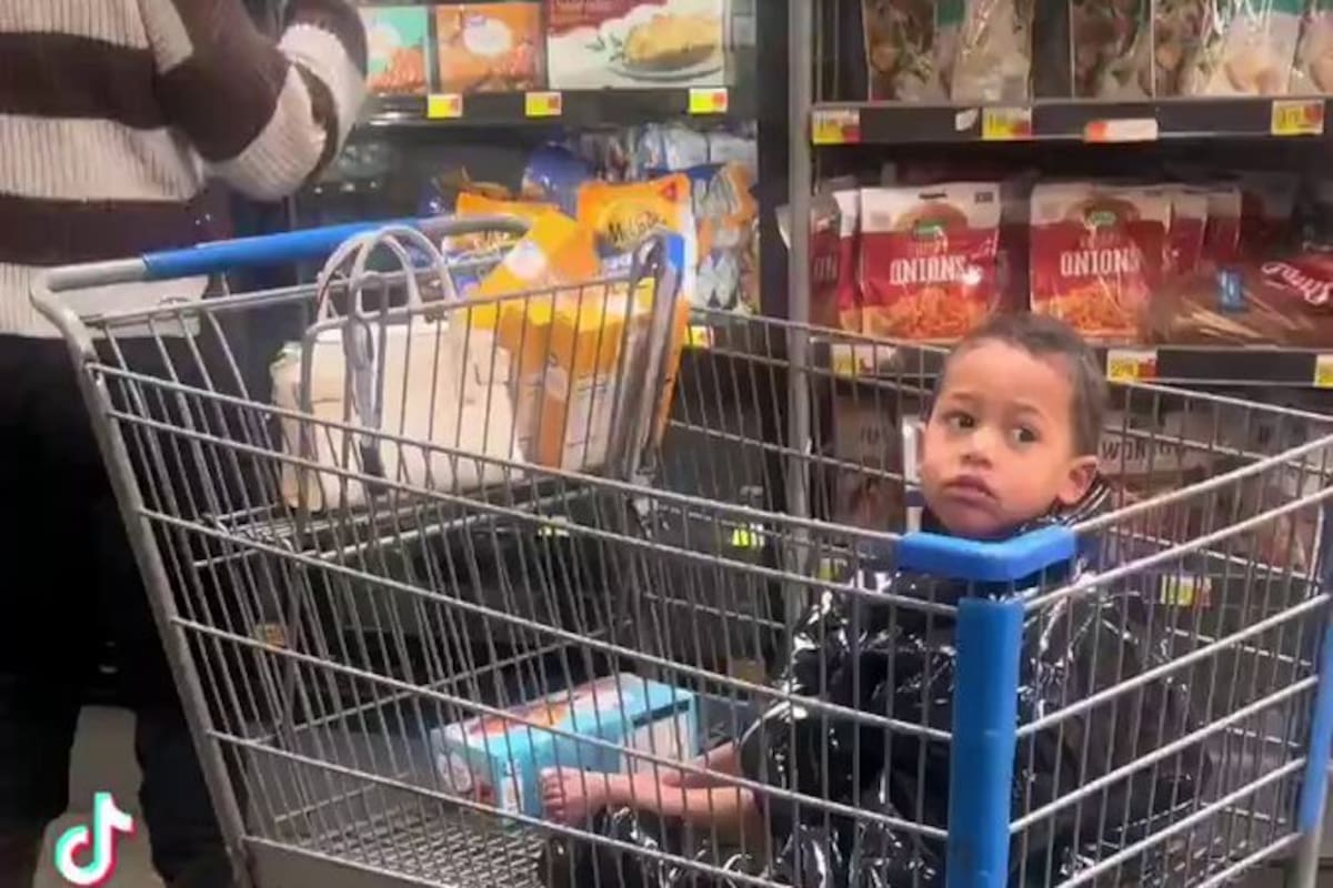 VÍDEO: Madre lleva a su pequeño hijo desnudo al supermercado, este parecía estar temblando del frío