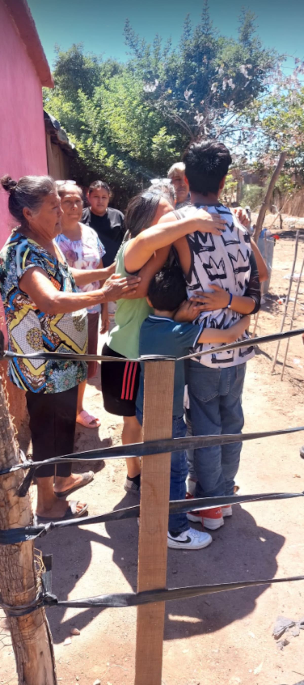 Los familiares recibieron con entusiasmo al joven. / Especial.