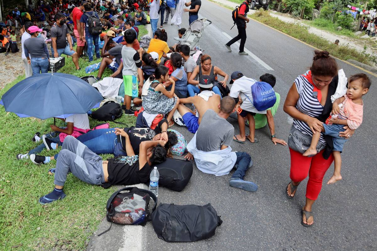 Cientos de migrantes centroamericanos avanzan en medio de fuertes operativos en México