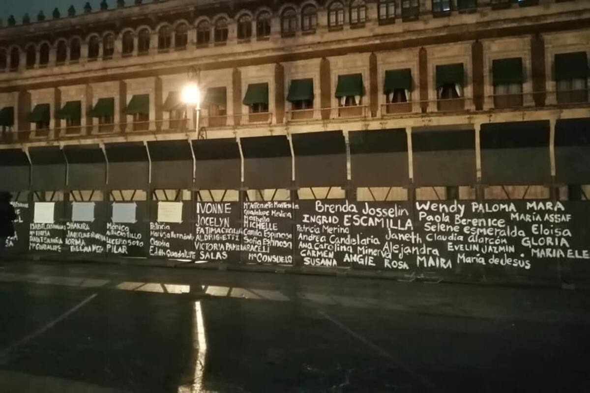 Activistas utilizan valla de Palacio Nacional para pintar nombres de víctimas de feminicidio