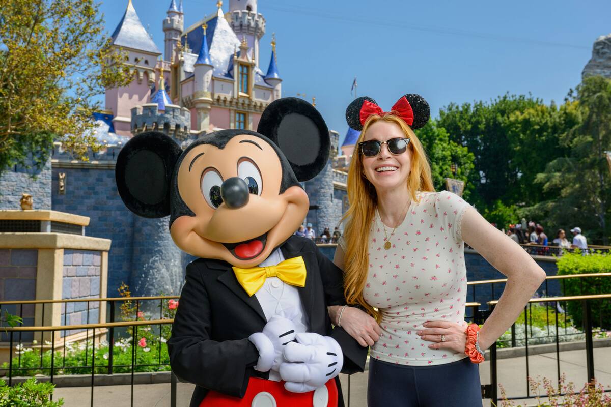 Lindsay Lohan disfruta con su familia de Disneyland Resort