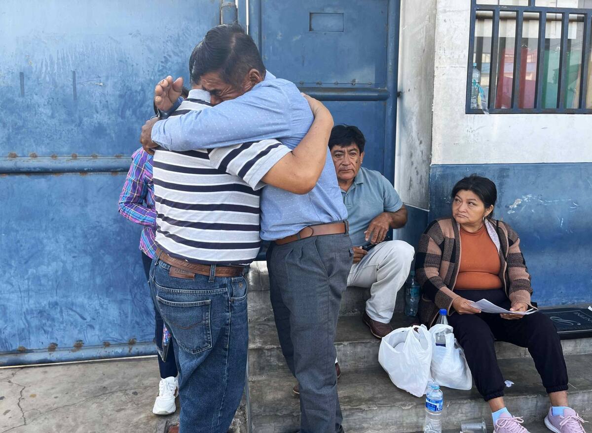 TRUJILLO (PERÚ), 05/05/2025.- Familiares de Darwin Cobeñas Panta, uno de los 13 mineros fallecidos en Pataz, reaccionan afuera de la morgue de la ciudad de Trujillo (Perú).