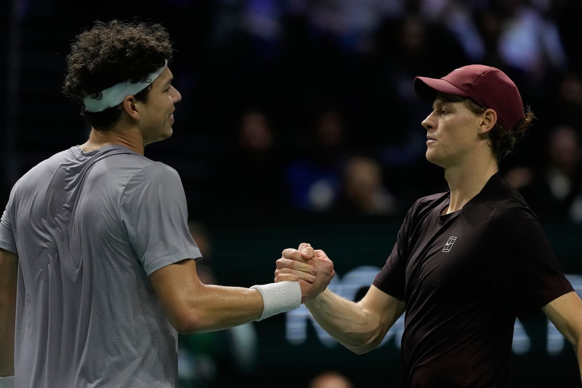 Jannik Sinner se aferra en volver al número 1 y avanza a las semifinales del Master 1000 de París