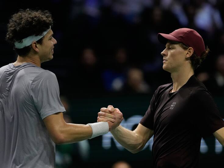Jannik Sinner se aferra en volver al número 1 y avanza a las semifinales del Master 1000 de París
