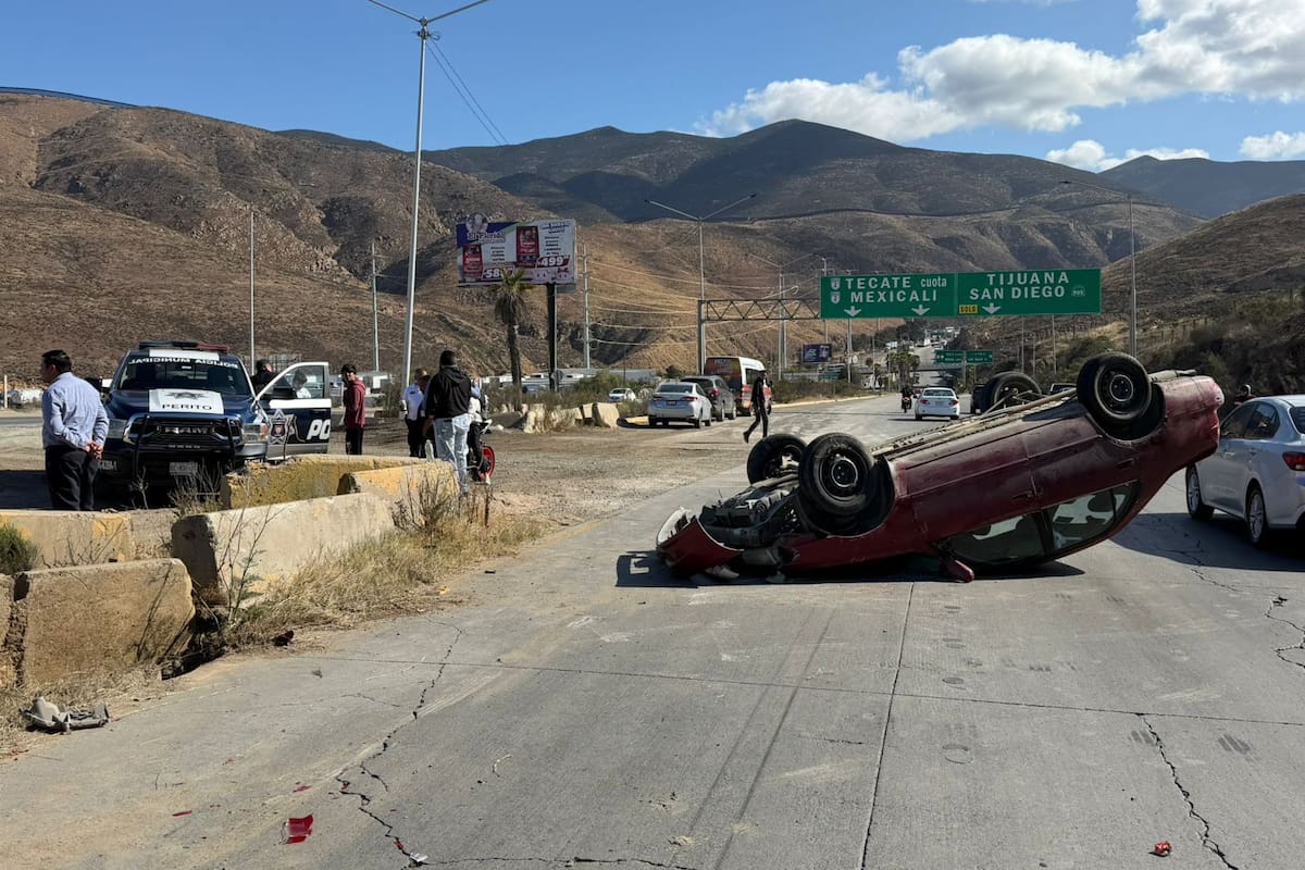 Volcadura sobre el bulevar 2000 provoca movilización cerca de la caseta Tijuana-Tecate