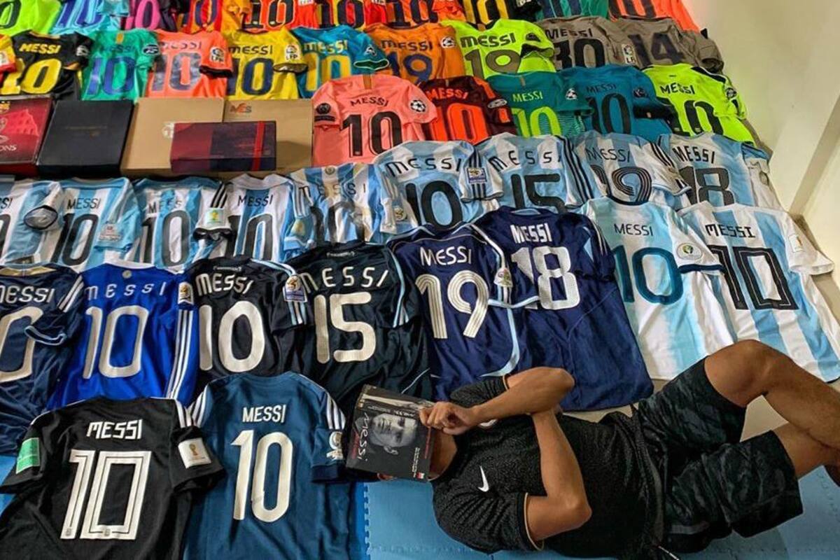 Aficionado presume su colección de 200 camisetas de Lionel Messi