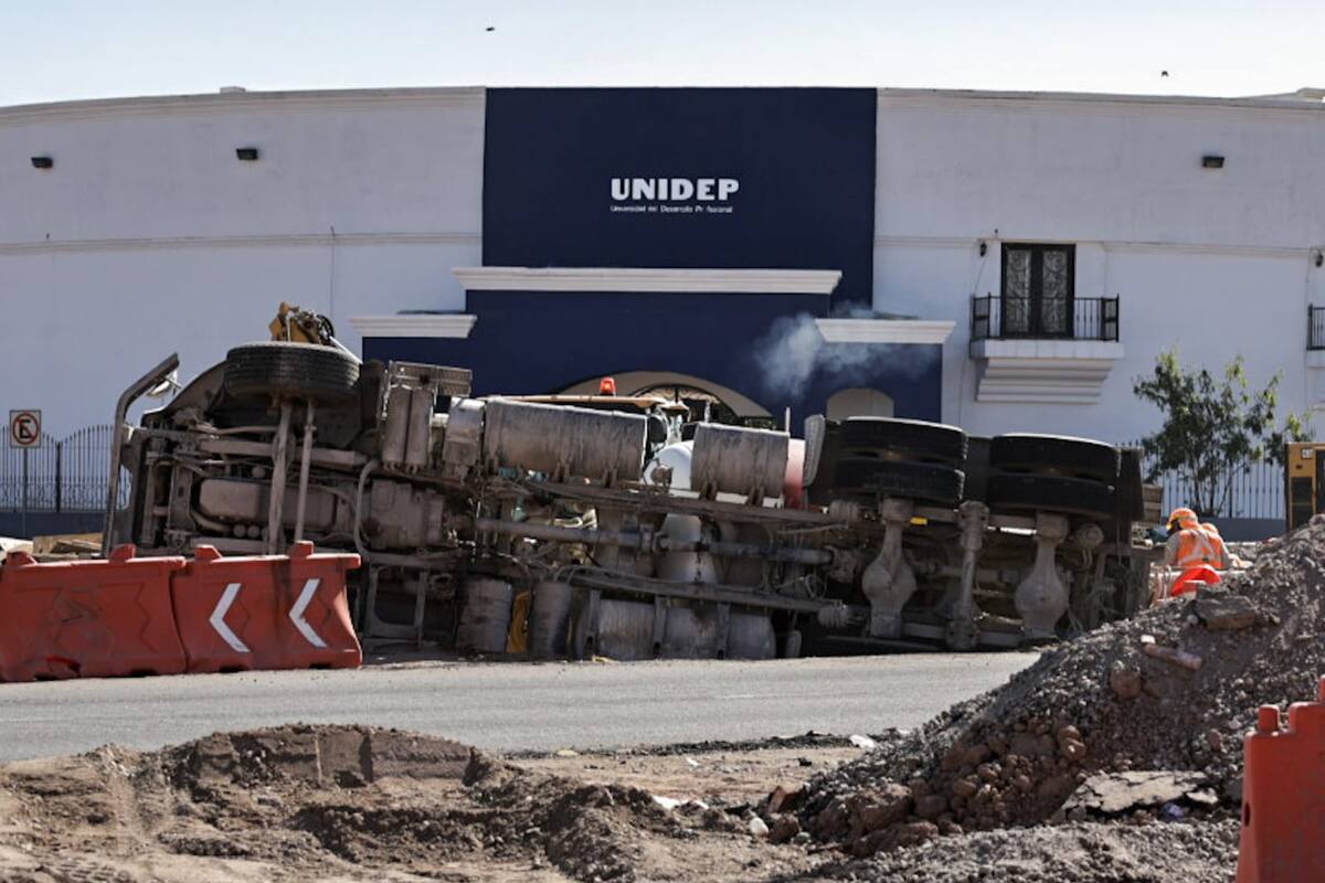 Vuelca revolvedora de cemento en Lázaro Cárdenas y Carranza