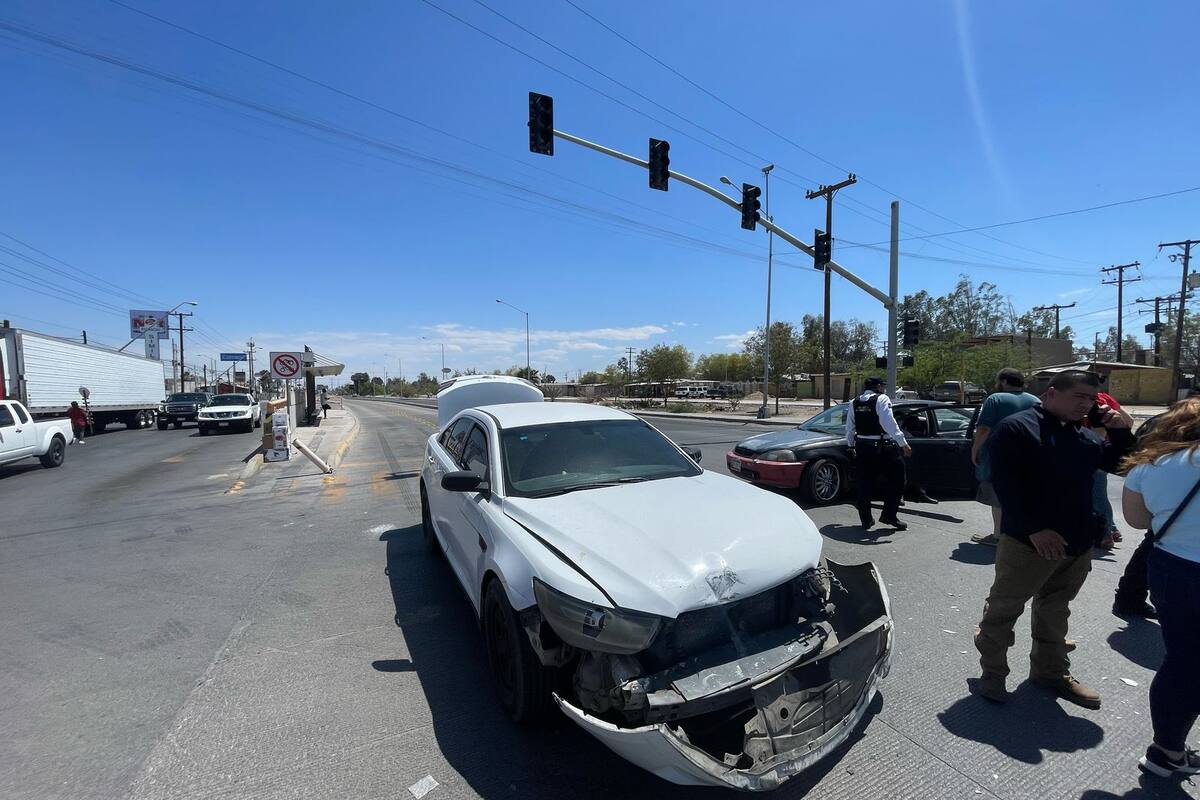 Choca patrulla de la Fiscalía contra auto particular