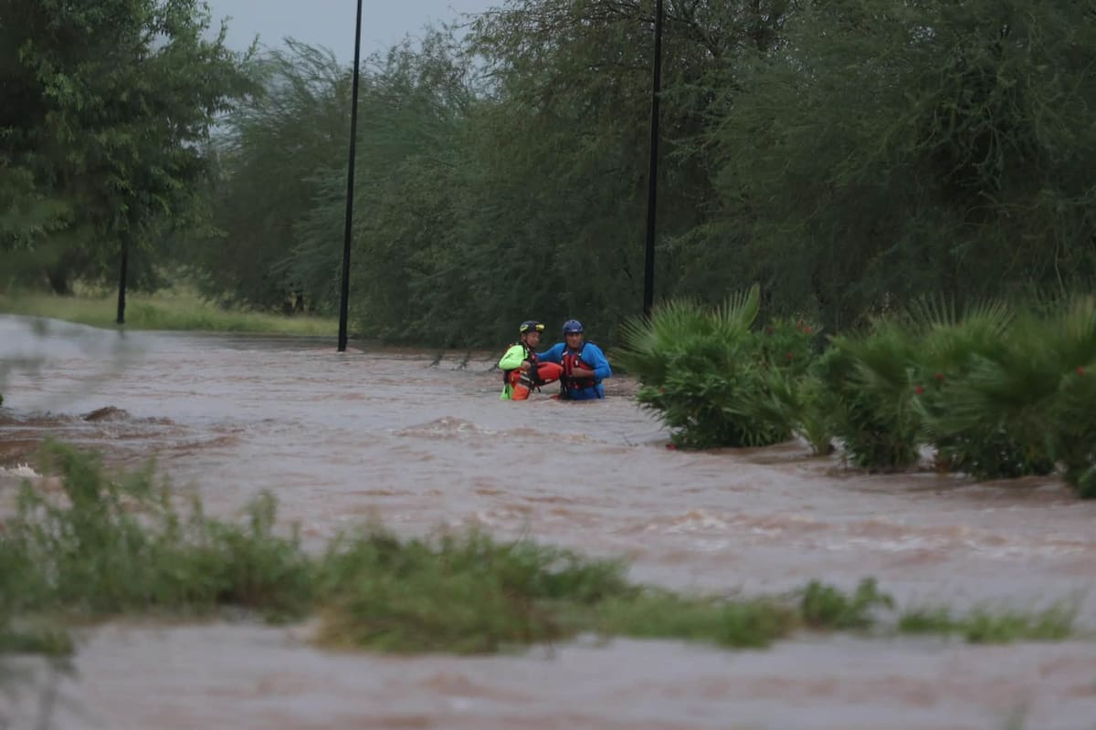 Bomberos de Hermosillo auxilia a cuatro personas atrapadas por incremento en el nivel de arroyos tras las lluvias del 14 de septiembre y reitera el llamado a no cruzar corrientes de agua
