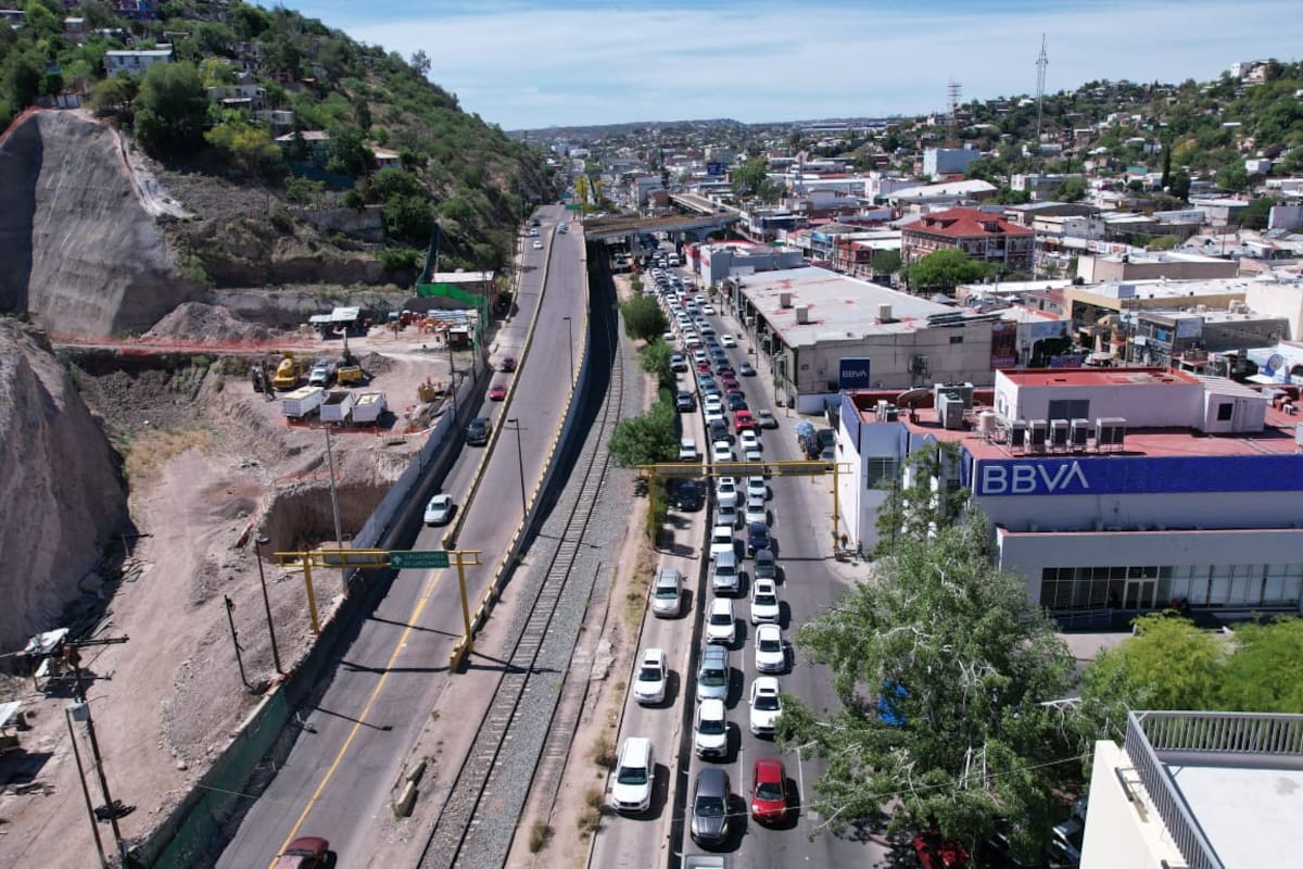 Connacionales y extranjeros que regresan a sus hogares congestionan garitas nogalenses