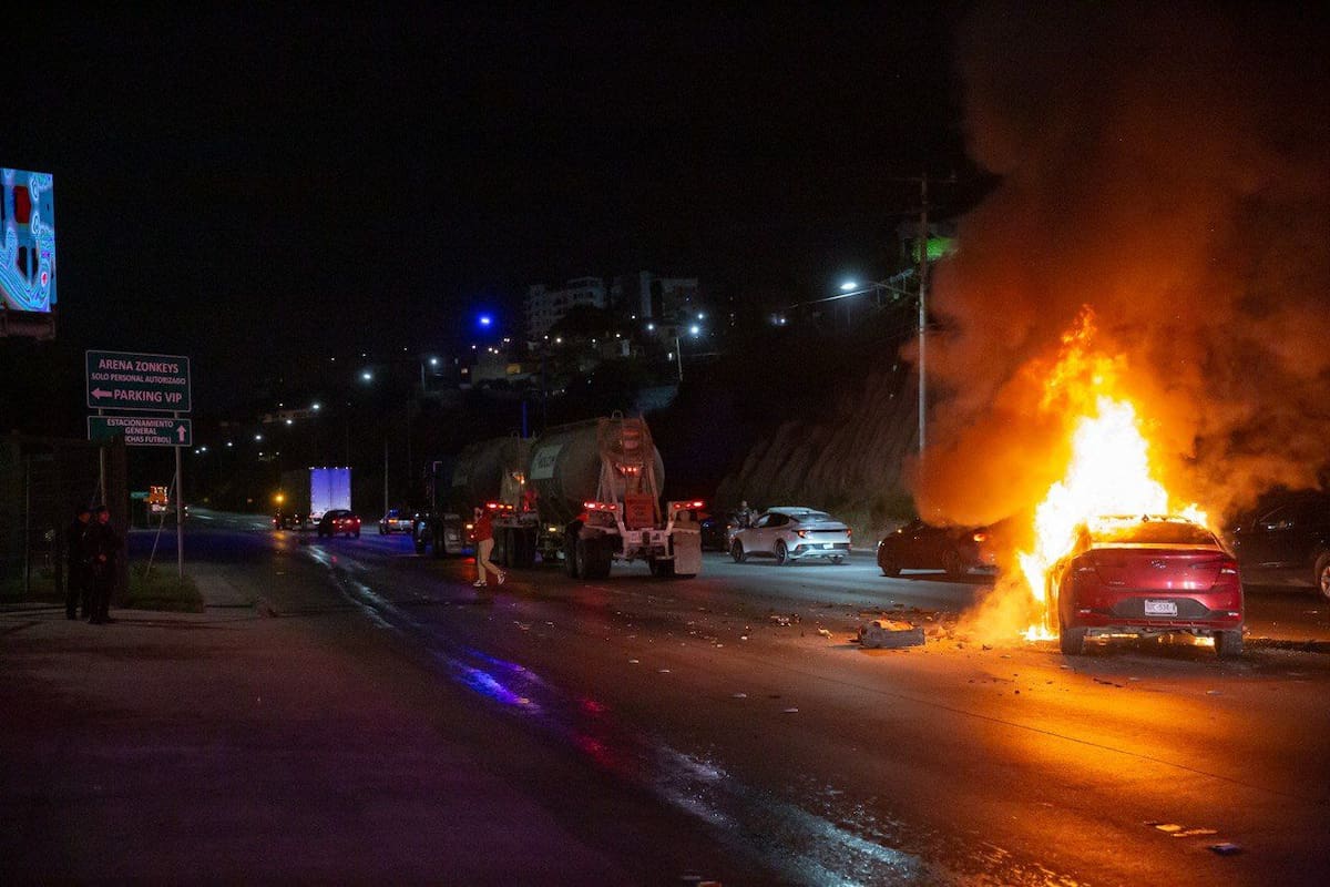 Automóvil choca contra una pipa en el bulevar Rosas Magallón, hay un lesionado