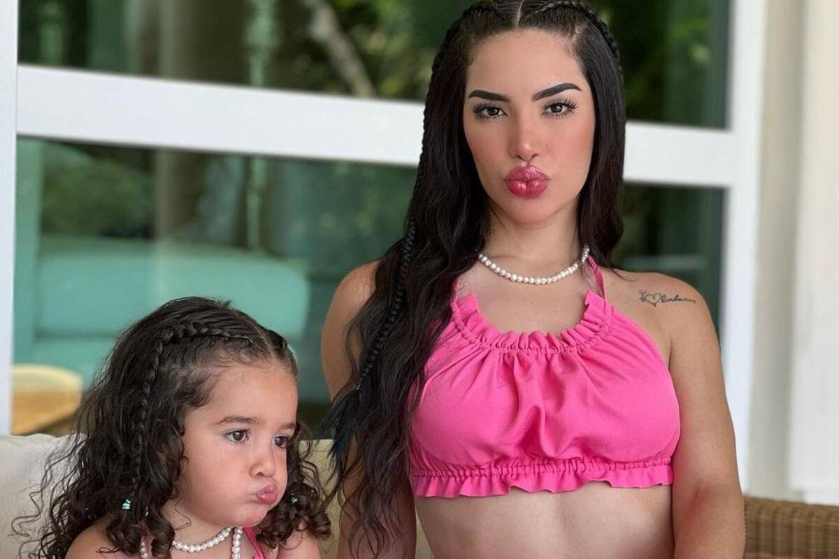 ¿Kimberly Loaiza le “pinta” el cabello a su hija?