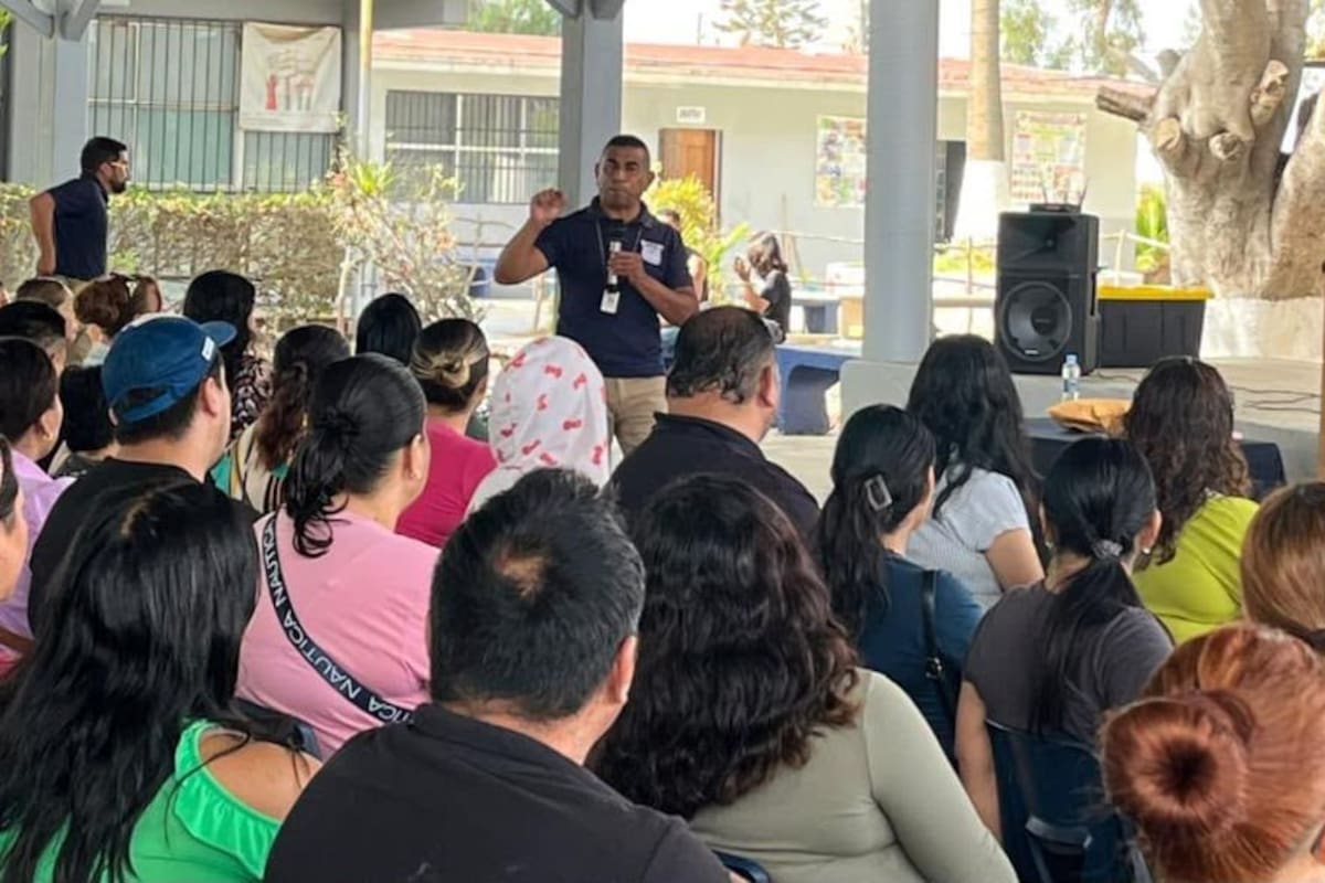 Capacitan a 3 mil padres de familia en Ensenada para prevenir riesgos en escuelas