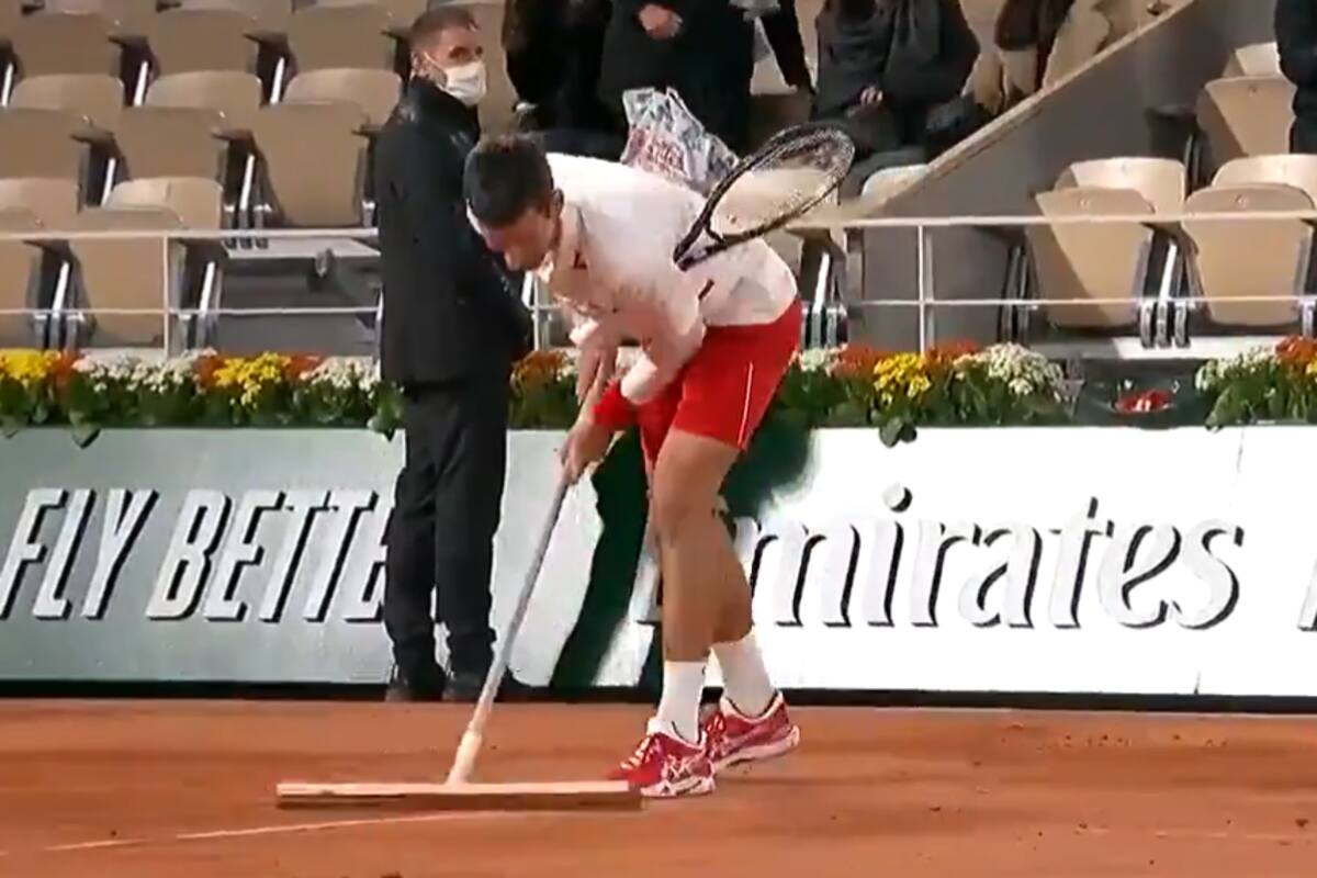 ¡Que considerado! Novak Djokovic apoyó para secar la cancha en el Roland Garros