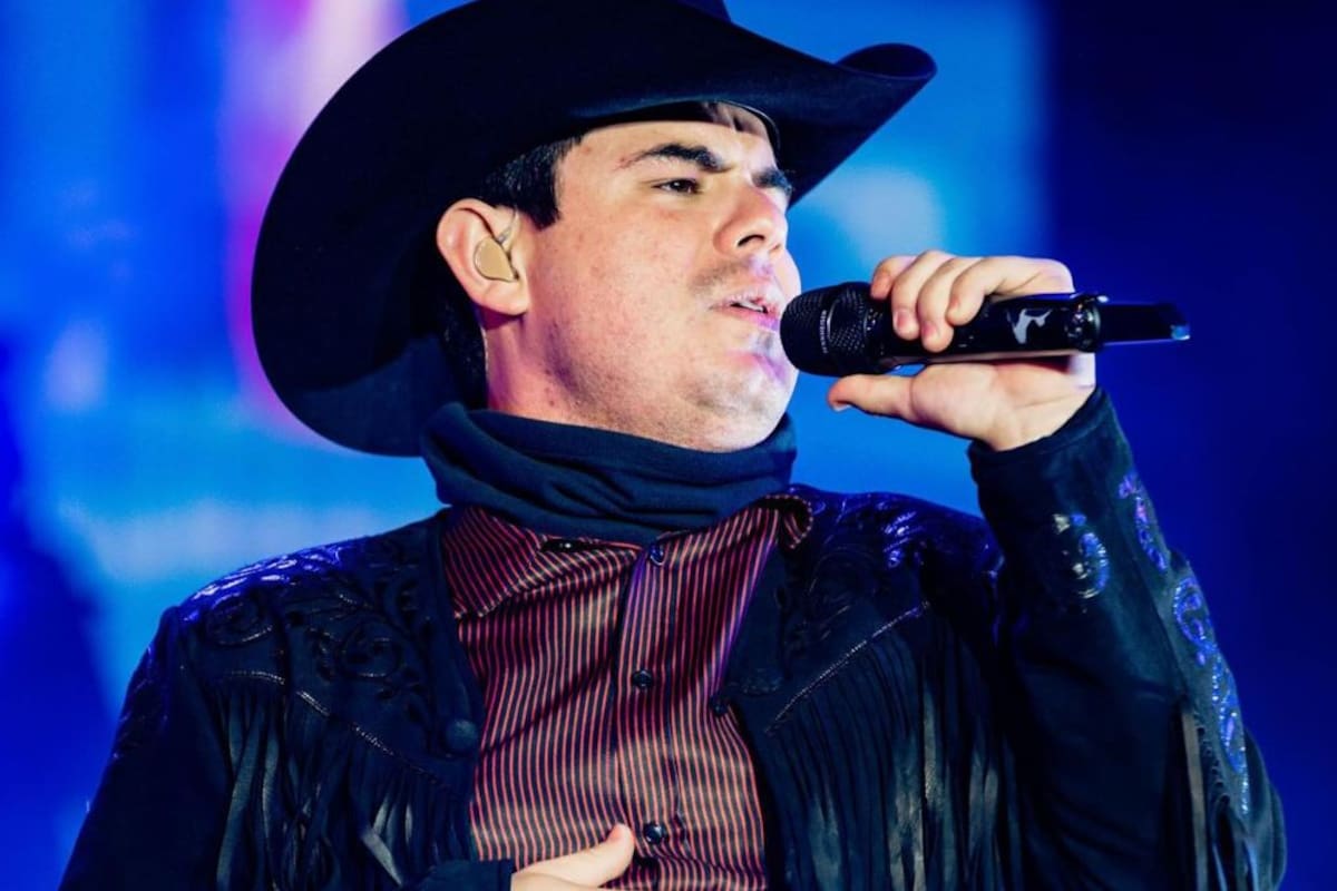 ¿Vacío legal? Alfredo Olivas toca el acordeón mientras el público corea narcocorrido