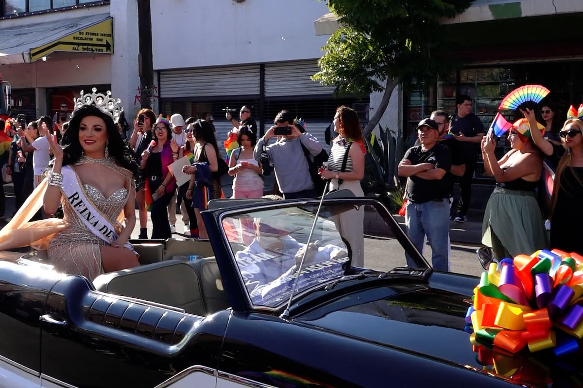 Pintan de arcoíris las calles de Tijuana