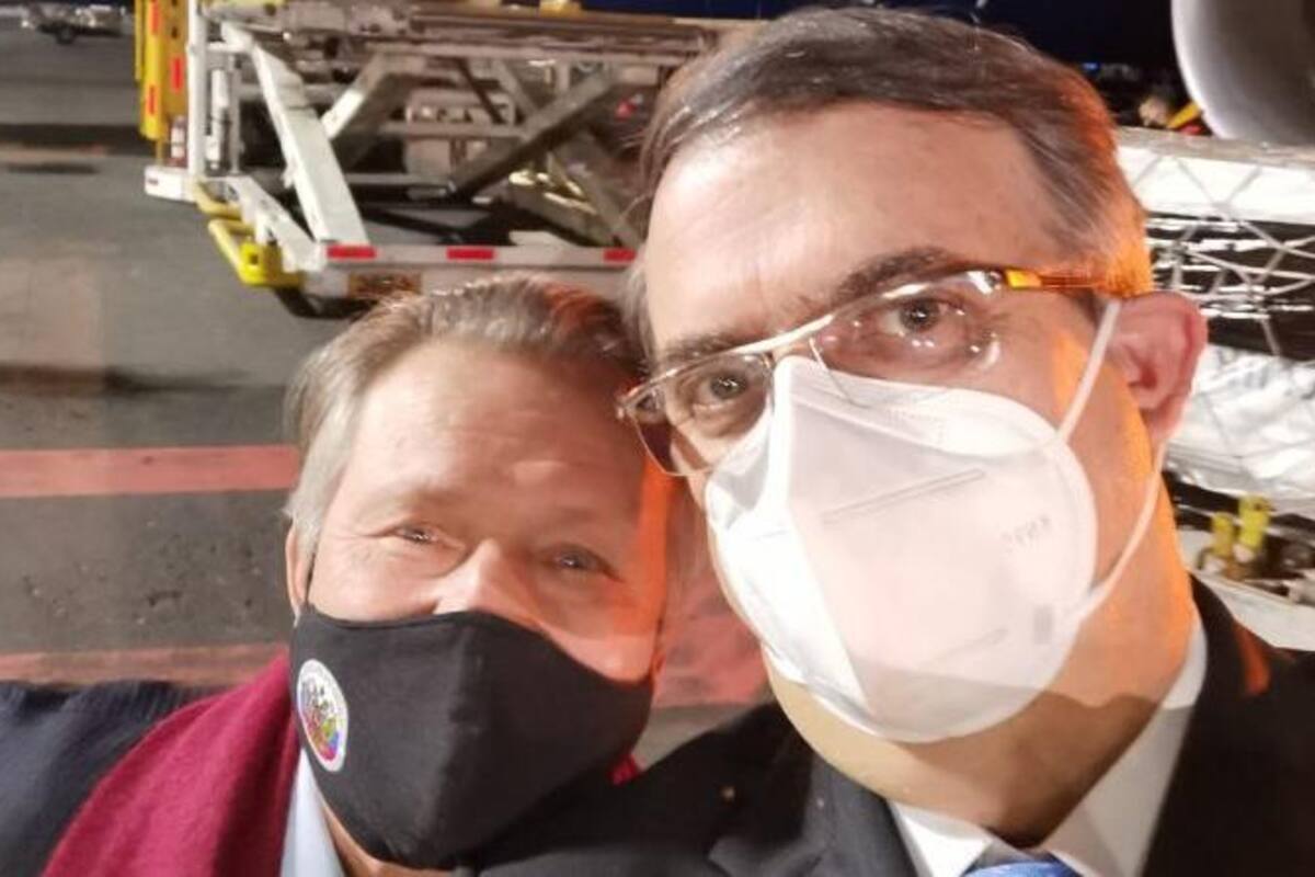 "Llenan la carga": Recibe México 200 mil vacunas rusas Sputnik V