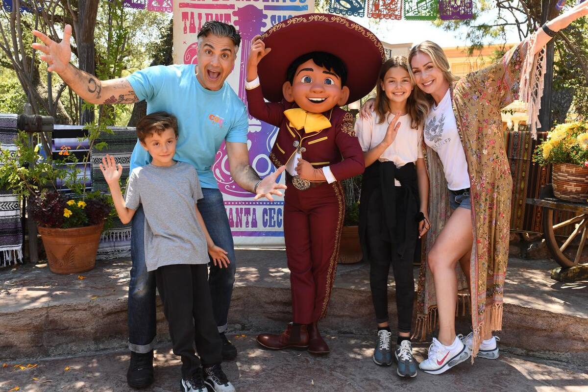 Jaime Camil celebra su cumpleaños en Disneyland