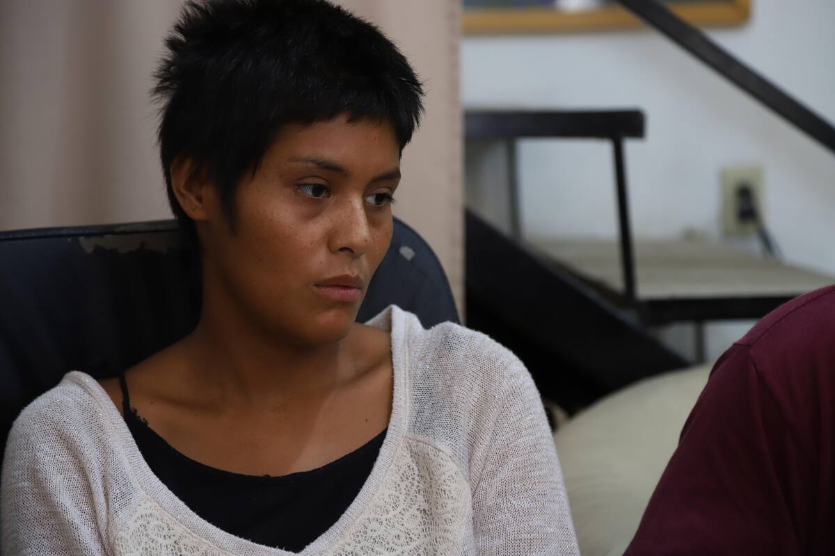 Eversain Miranda Martínez de 41 años de oficio pescador, llego hace unos días de Tamaulipas a Tijuana con la esperanza de reencontrarse con quien podría ser su hija de nombre Concepción Miranda Quiroz quien desapareció hace 13 años y a la fecha tendría 20 años, Miranda Martínez comenta que su hija fue sustraída mientras que el y su mujer ahora ex esposa trabajaban en Playa Bagdad en Matamoros Tamaulipas mientras que alguien la robo.
La joven quien presenta problemas de sus facultades mentales fue encontrada por una persona en Playas de Tijuana sin ropa y en muy malas condiciones, quien posteriormente la reporto en una pagina de personas desaparecidas para dar con el paradero de sus familiares.
A la publicación en redes sociales fue así como Miranda Martínez reconoció a la que podría ser su hija que fue robada hace 13 años y que ahora solo están a la espera de los resultados de las pruebas de ADN que les realizo la Fiscalía del Estado.