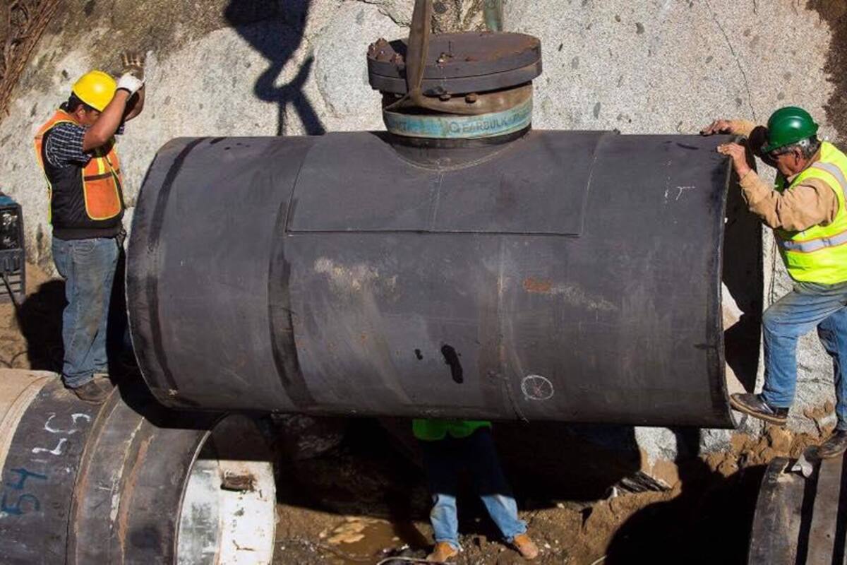 Continúa reparando fuga en acueducto de flujo inverso