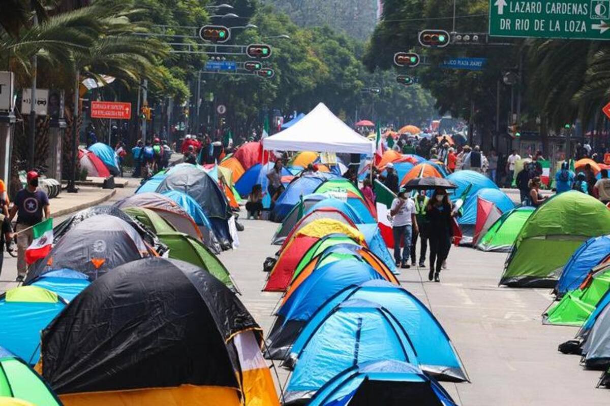 Que Lozano, Pedro Ferriz y Gustavo de Hoyos pongan su “casita” en el Zócalo y se queden “llueve, truene o relampaguee”, pide AMLO