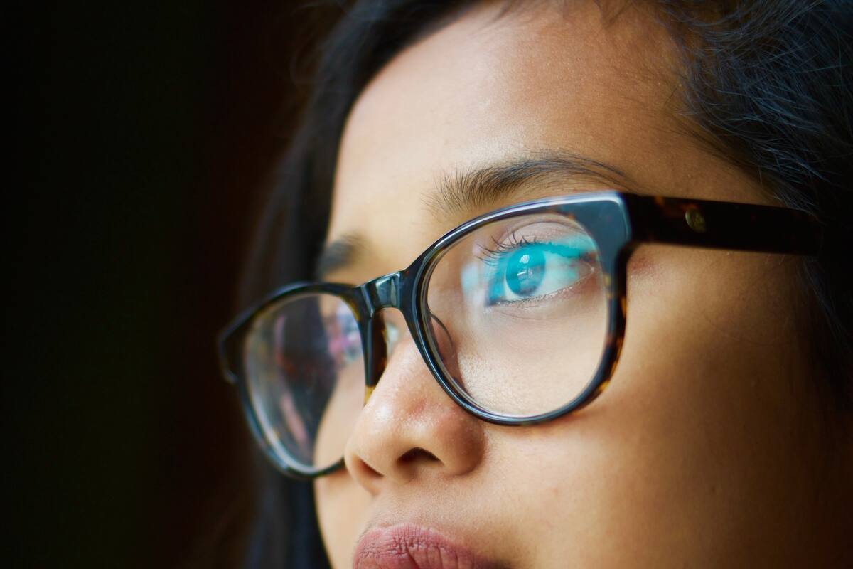 ¿Cómo evitar que se empañen las gafas cuando uses cubrebocas?