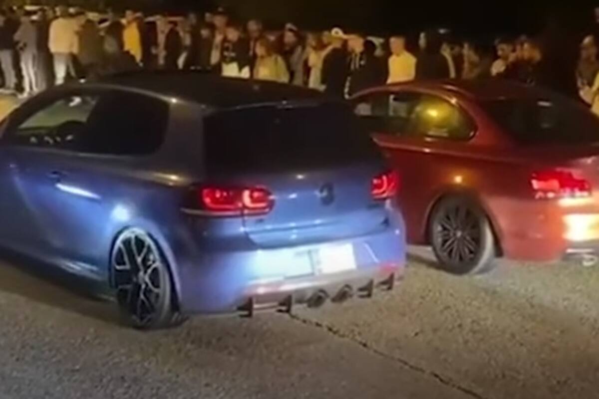 Realizan carrera de autos, un conductor acelera en reversa y choca con otro