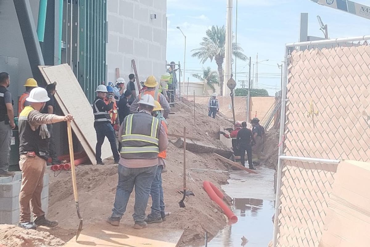 Dos trabajadores atrapados tras derrumbe en obra de construcción