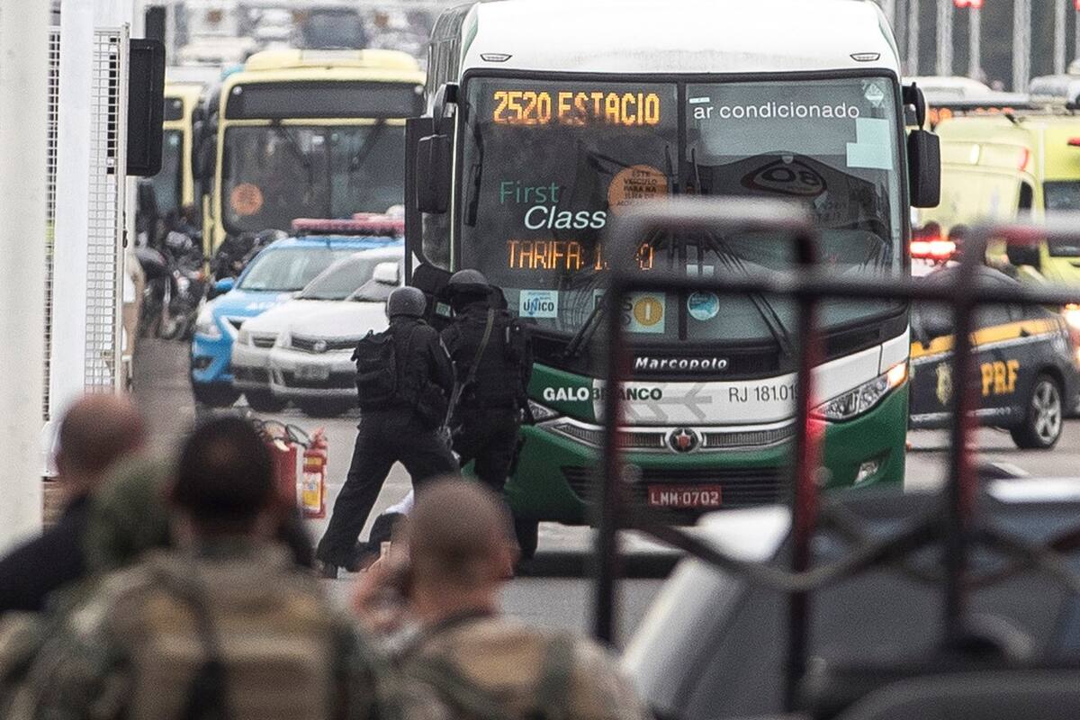 VIDEO: Abaten a secuestrador y liberan a rehenes de autobús en Brasil