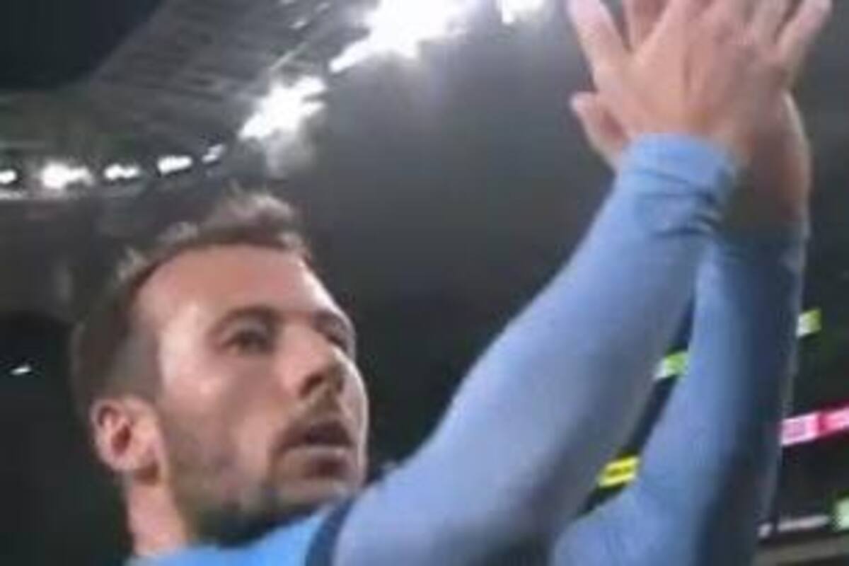 Le Fondre anota gol y se los dedica a sus fanáticos ausentes por el coronavirus