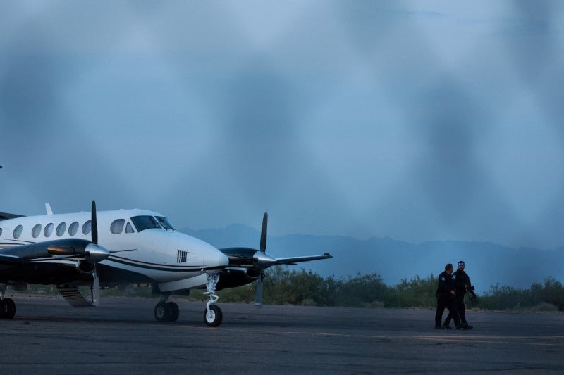 Un avión que se cree transportó al narcotraficante mexicano Ismael “El Mayo” Zambada y a Joaquín Guzmán López, hijo de Joaquín “El Chapo” Guzmán, exsocio de Zambada, quienes fueron detenidos en El Paso, Texas, es visto en la pista del aeropuerto privado del condado de Doña Ana, en Santa Teresa, Nuevo México, Estados Unidos, el 25 de julio de 2024. REUTERS/José Luis González/Foto de archivo