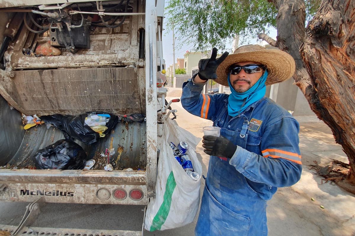 A paso de cumbia, recolector de basura trabaja con alegría