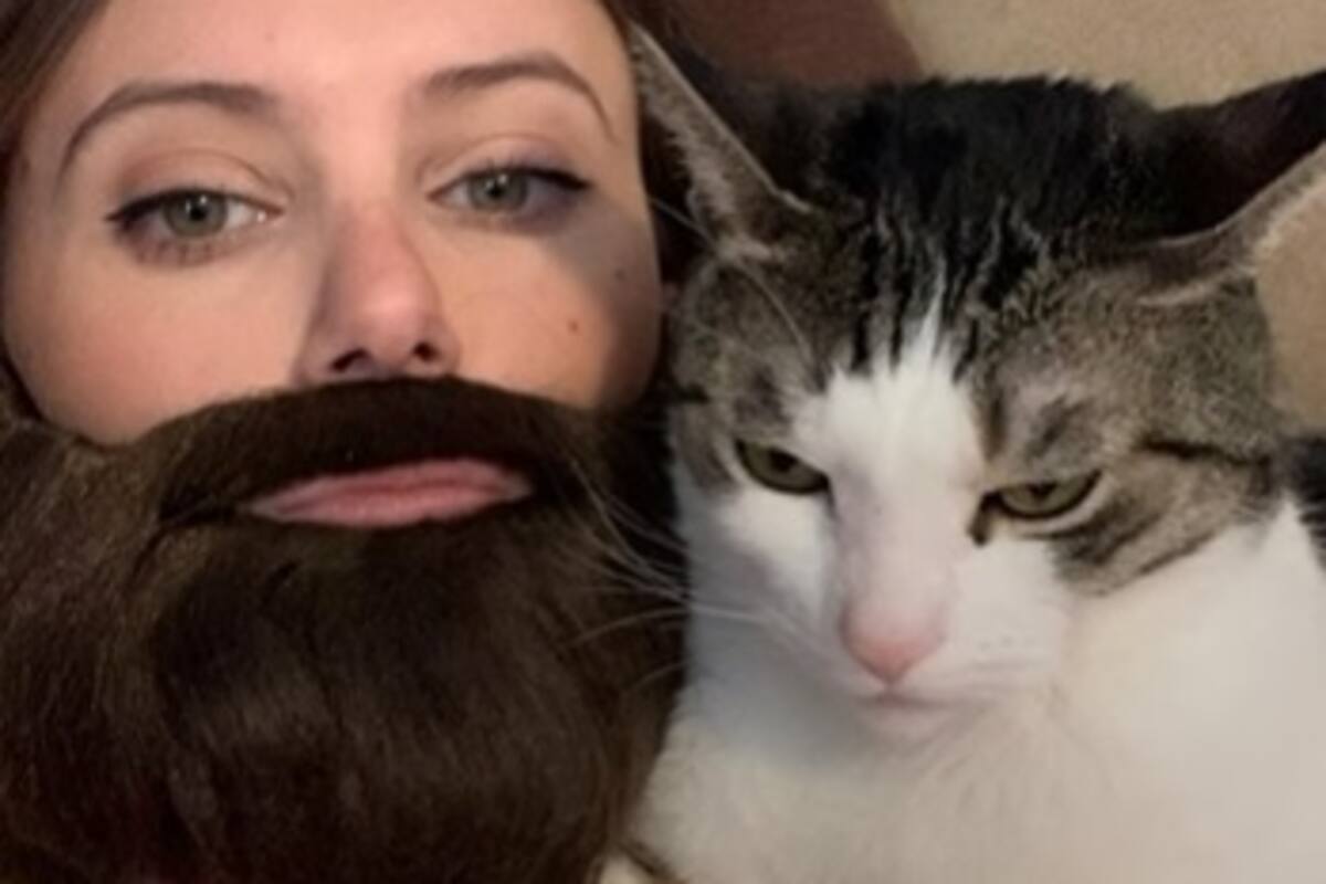 Mujer se pone barba para que su gato la quiera