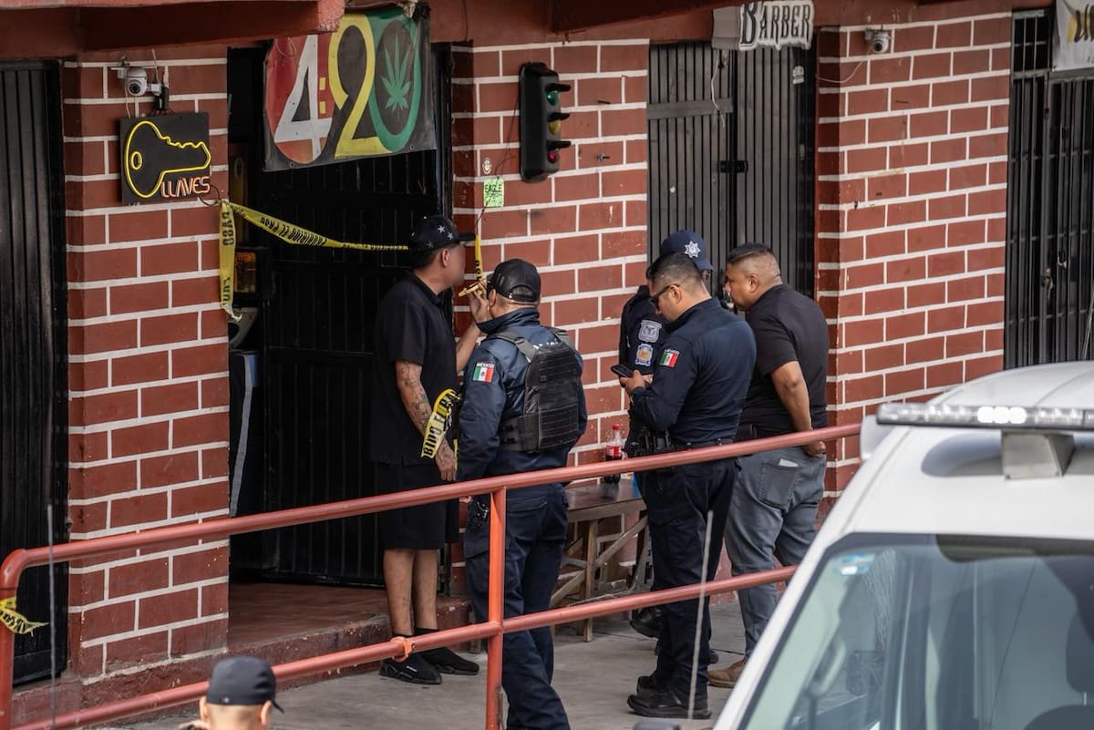 Un empleado de un local de venta de pipas y bongas fue asesinado a balazos dentro del establecimiento en la colonia Los Laureles. Foto: Border ZOOM