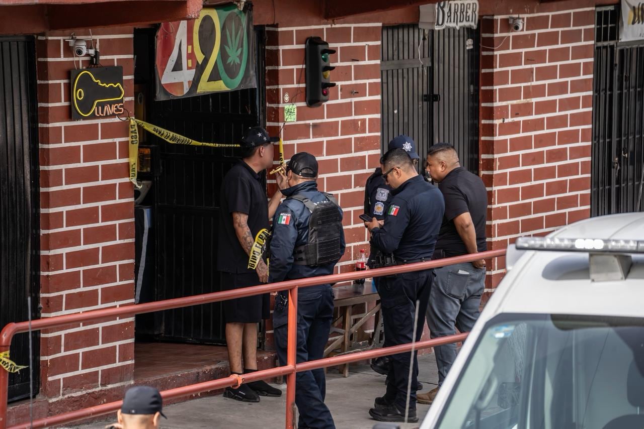Un empleado de un local de venta de pipas y bongas fue asesinado a balazos dentro del establecimiento en la colonia Los Laureles. Foto: Border ZOOM