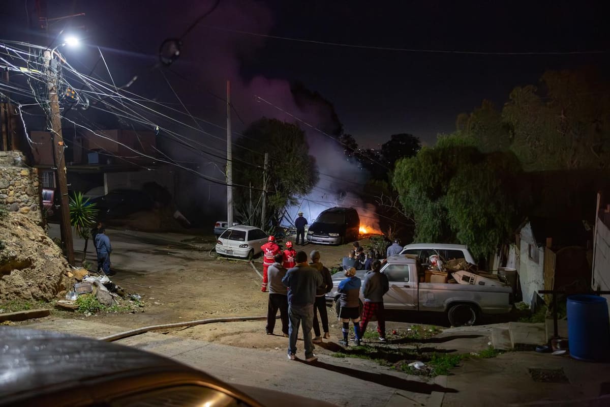 Incendio consume vivienda de madera y causa daños en tres vehículos