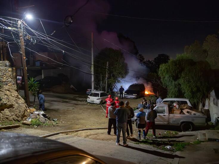 Incendio consume vivienda de madera y causa daños en tres vehículos