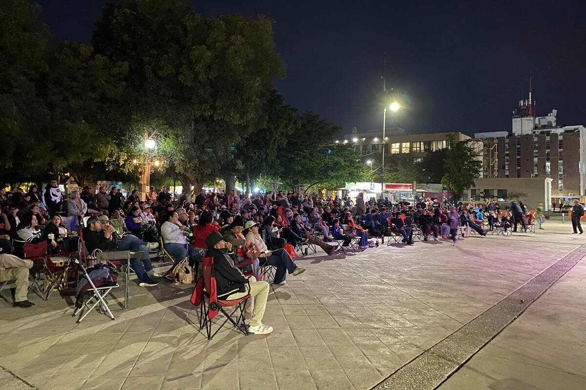 Hermosillenses se reunen en Plaza Zaragoza para ver la final de la Liga Mexicana del Pacífico