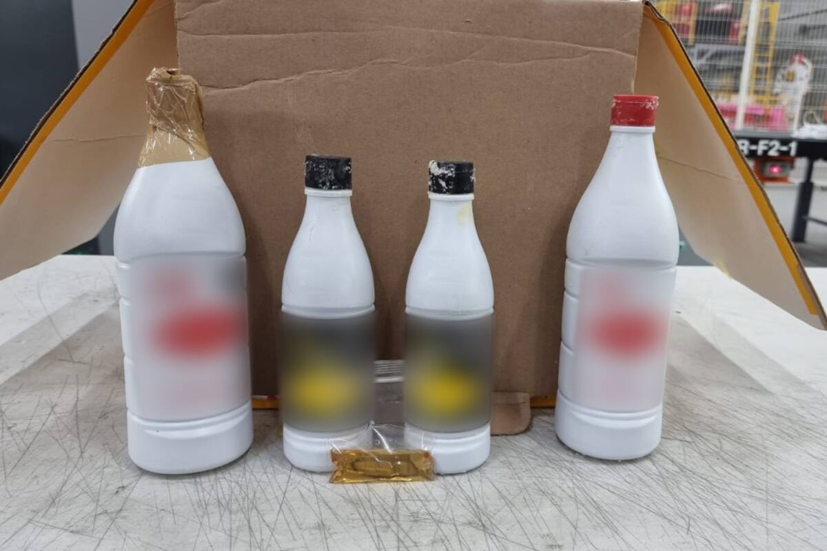 Aseguran en Querétaro metanfetamina líquida que transportaban en botellas de salsa botanera