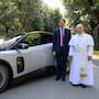“¿Cuánto corre?”: el papa León XIV se sube al primer Ferrari eléctrico y sorprende con su reacción