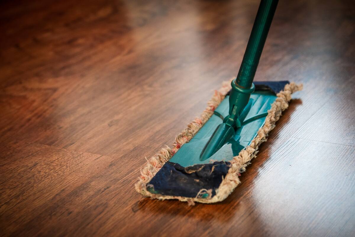 No deberías cometer este error al limpiar tu piso por estas razones