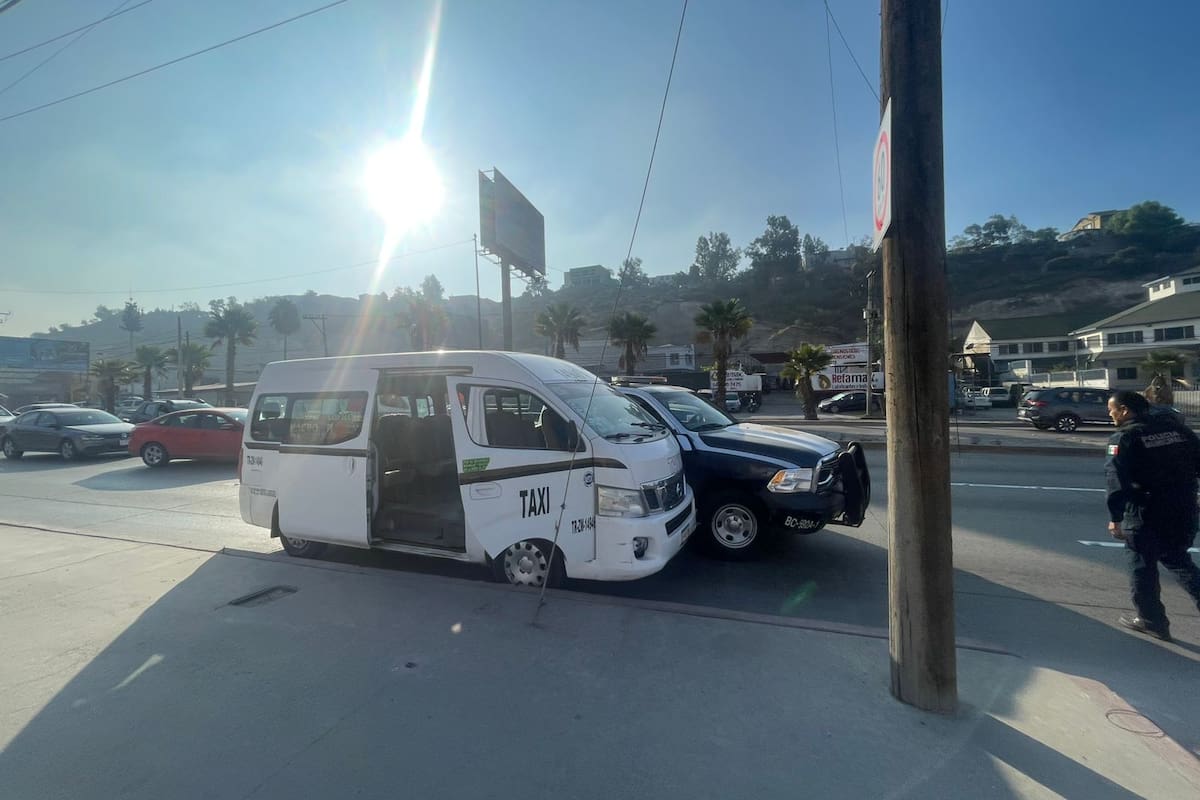 Choca taxista contra patrulla en bulevar Manuel J. Clouthier