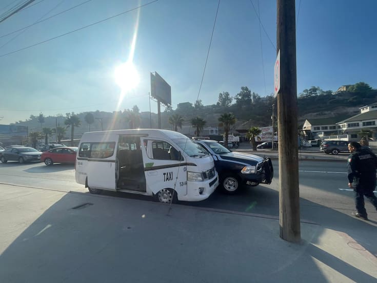 Choca taxista contra patrulla en bulevar Manuel J. Clouthier