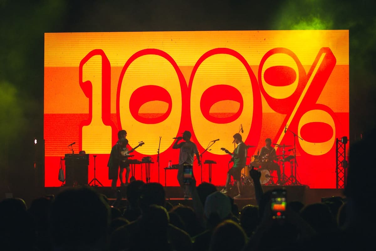 Caloncho se presentó en la Isla de las Estrellas durante el séptimo día de actividades de las Fiestas del Sol, donde interpretó canciones como “Wacha Checa”, “Brillo Mío” y “Optimista”. FOTO: René Acosta