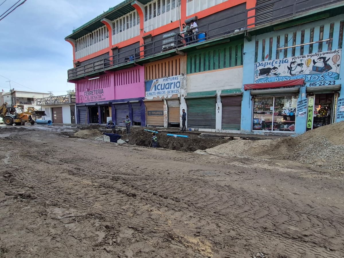 Vecinos de la colonia Cañón del Sainz aprovecharon la atención de las autoridades tras la mega fuga de agua y el socavón registrado en la calle Bolaños Cacho para exigir alumbrado público. Foto: KHENNIA REYES