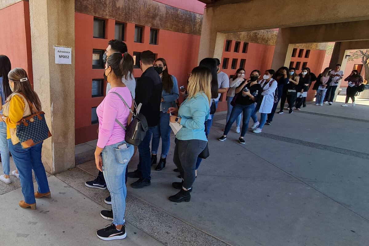 Jóvenes responden a convocatoria y van a vacunarse
