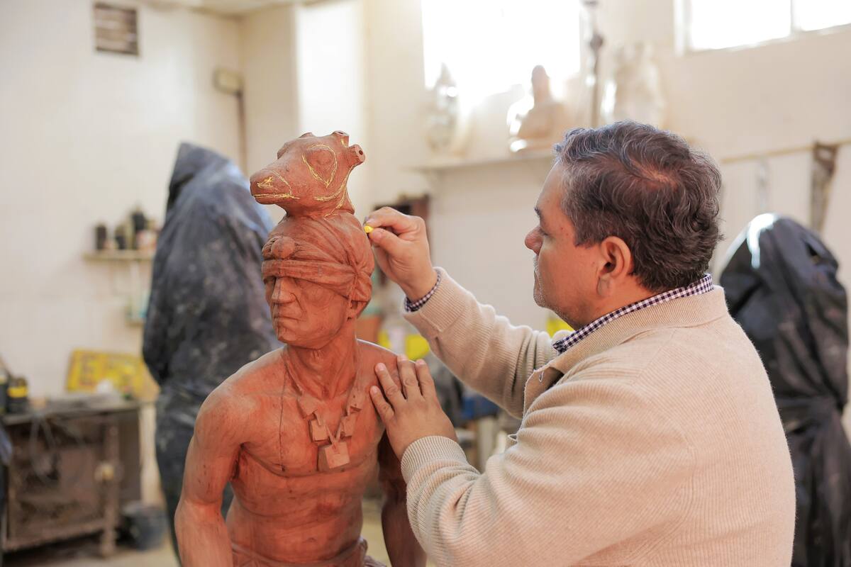 Hugo Darío Ruiz Rosas, profesor de la Universidad de Sonora, es el artista escultor encargado de tallar el monumento del doctor Alfonso Ortiz Tirado.