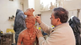 Escultor SONORENSE presenta figura de EL DANZANTE YAQUI tallada en mezquite chino